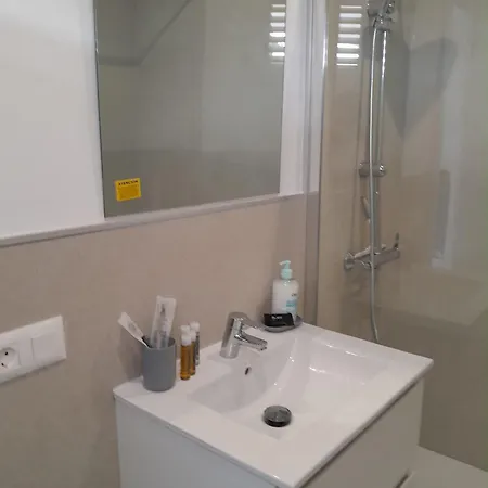Americas Evening Escape With Air Conditioning! Apartment